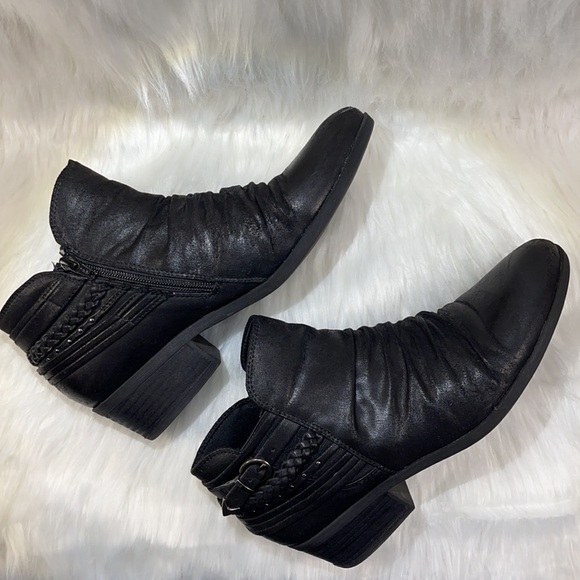 BareTraps Guenna Black Ankle Boots w/ Chain and Straps Detail - Picture 5 of 14